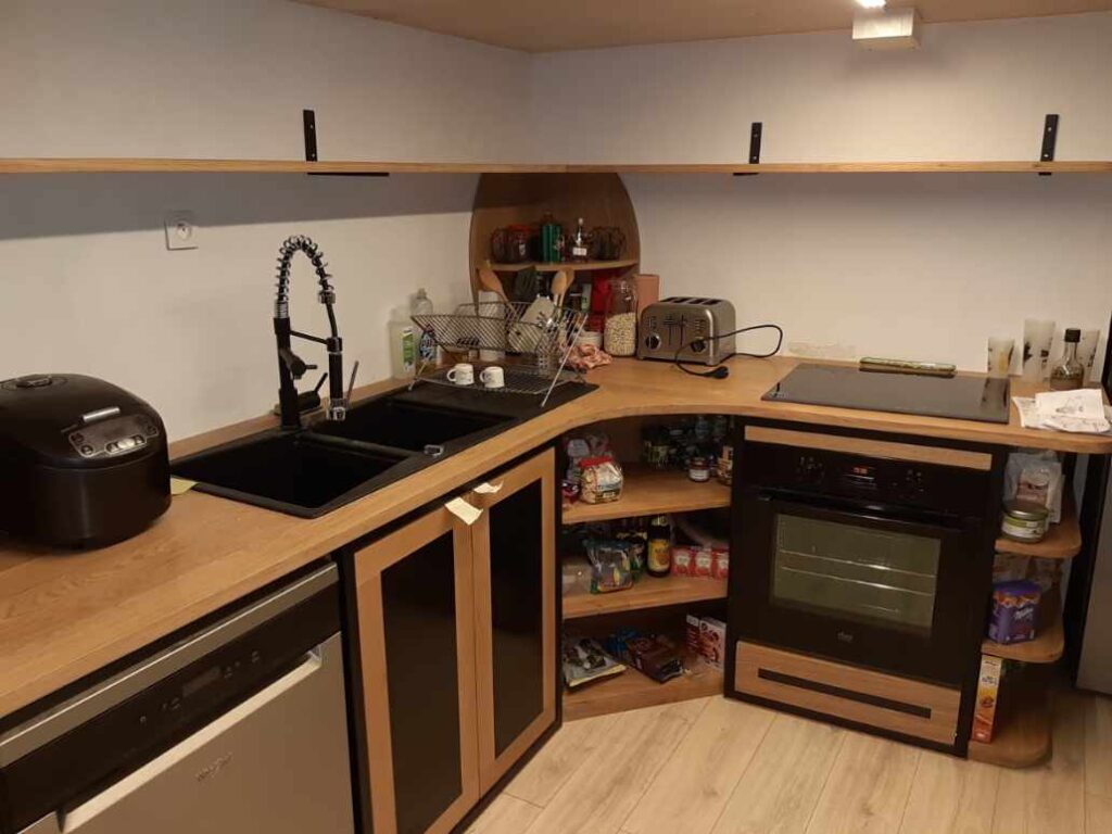 Plan de Travail sur Mesure à Tassin : Esthétique et Fonctionnalité - Le Copeau et l'Etincelle