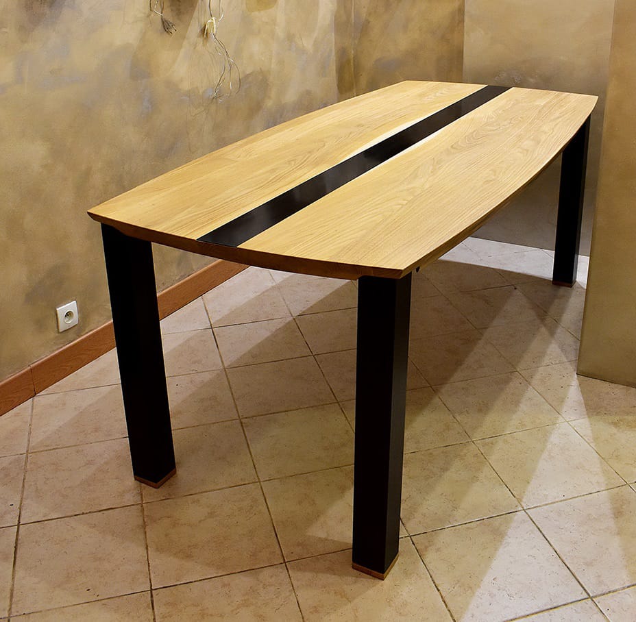 Table en chene avec incrustation acier